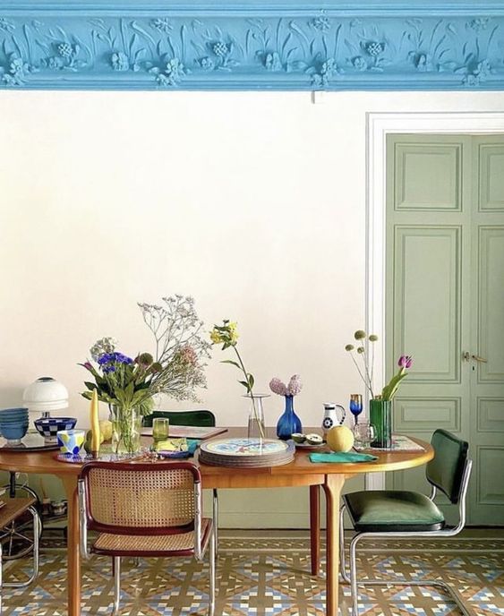 inspiration salle à mangé vintage verte bleue et blanche chaise cesca