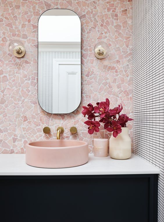 inspiration salle de bain crédence rose vasque béton ciré rose meuble bleu