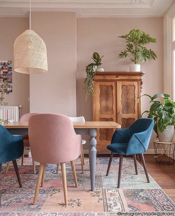 INSPIRATION salle à mangé rose poudré douce avec des plantes